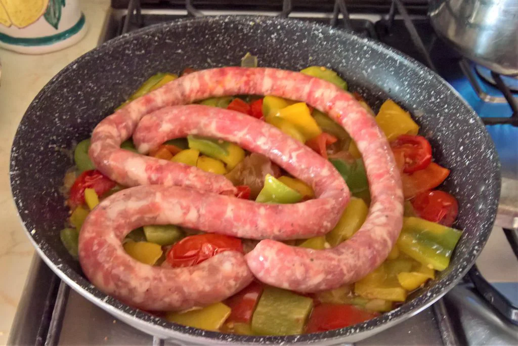 luganega con peperoni e pomodoro